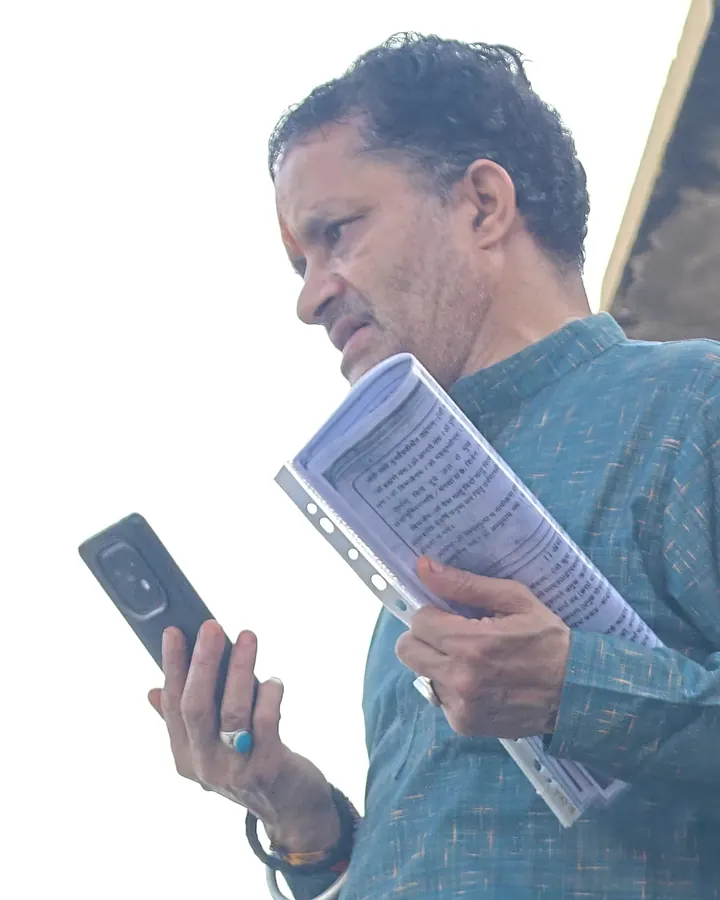 हरिद्वार के घाट पर पुस्तिका से आशीर्वाद मंत्र पढ़कर यजमान को आशीर्वाद देते गुरुजी। — पंडित गिरीश चंद्र परगाँई, हरिद्वार