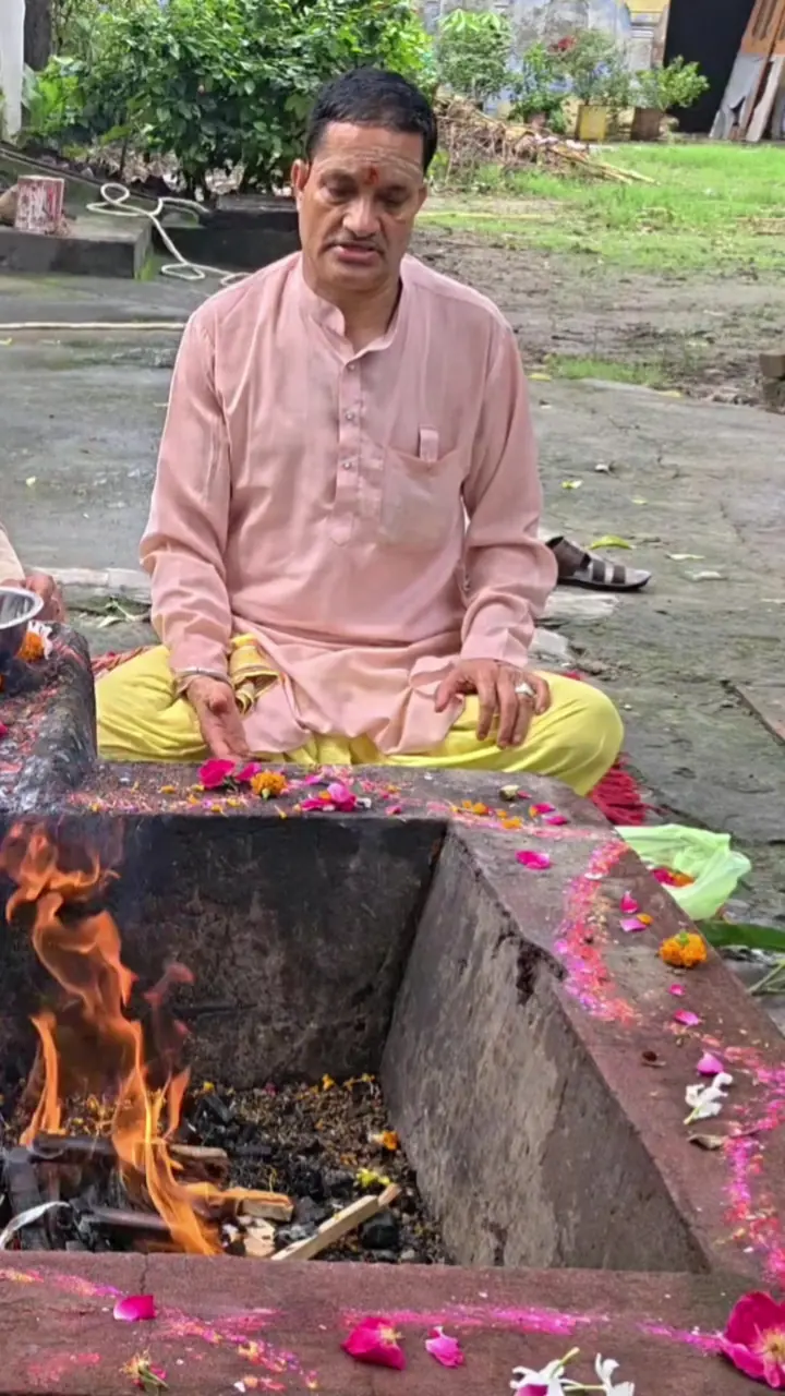हरिद्वार में हवन कुंड की पवित्र अग्नि में आहुति देते गुरुजी। — पंडित गिरीश चंद्र परगाँई, हरिद्वार