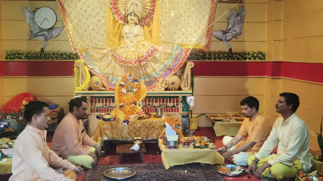 सुसज्जित पूजा — देव-प्रतिमा के समक्ष बैठकर सामूहिक पाठ। — पंडित गिरीश चंद्र परगाँई, हरिद्वार